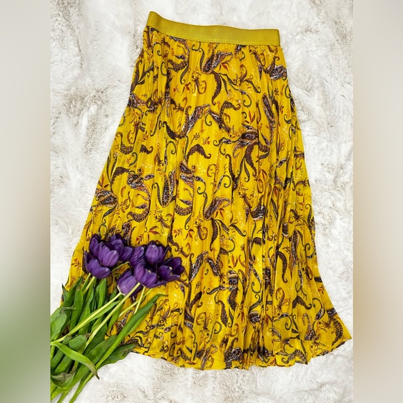 🌺Adorable skirt 🌺Like new🔥, worn once🙈 - Picture 6 of 14